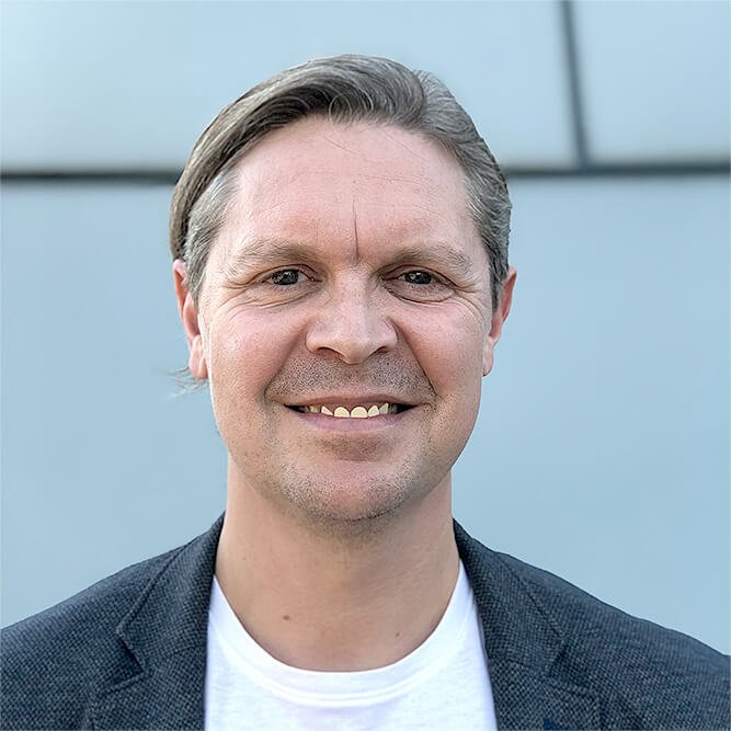 Lars Flick Agenturinhaber goldorange Hannover